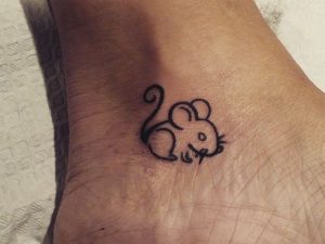 Kleiner Maus Tattoo Design am Knöchel