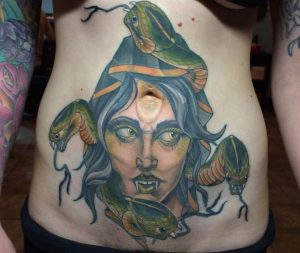 Medusa Tattoo Design am Bauch