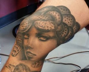 Realistisch Medusa Tattoo am Kniescheibe