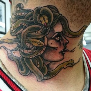 Medusa Tattoo um den Hals der Männer
