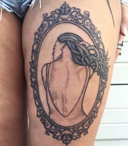 Rahmen Medusa Tattoo Design am Oberschenkel