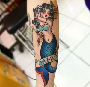 Oldschool Meerjungfrau mit Banderole auf dem Arm