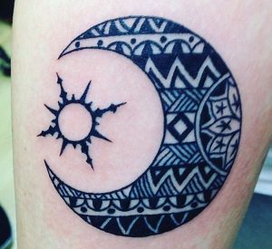 Mandala Mond Tattoo Design am Oberschenkel