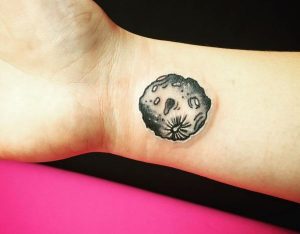 Mond Tattoo Design am Handgelenk