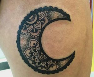 Mandala Mond Tattoo Design auf der Hüfte