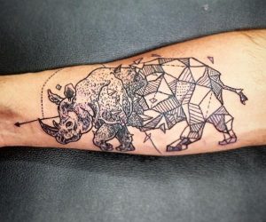 Abstract Nashörner Tattoo am Unterarm