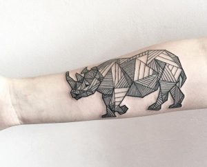 Geometrisch Nashorn Tattoo Design am Unterarm
