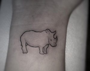 Kleiner Nashorn Tattoo Design am Handgelenk