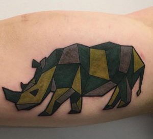 Bunte Geometrisch Nashörner Tattoo am Oberarm