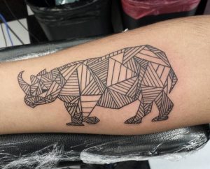 Geometrisch Nashorn Design am Unterarm