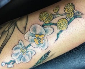 Orchidee Tattoo am Unterschenkel Weiße