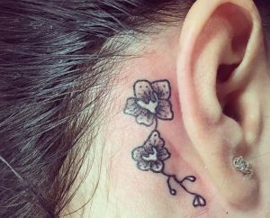 Kleiner Orchidee Tattoo Design hinter dem Ohr