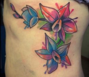 Wasserfarben Orchidee Tattoo Design am Rippenbogen