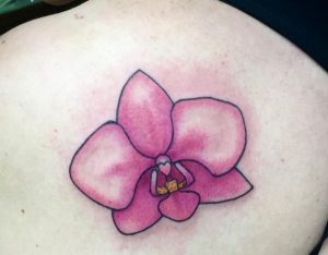 Orchidee Rosenrot Tattoo am Schulterblatt