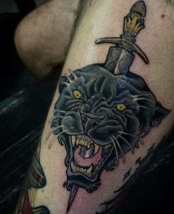 Schwarzer Panther Kopf mit Dolch am Oberschenkel