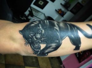 Schwarzer Panther Design am Unterarm