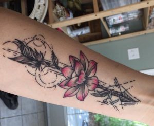 Pfeil Design mit Lotusblüte am Unterarm