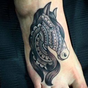 Mandala Pferdekopf Tattoo Design am fuß