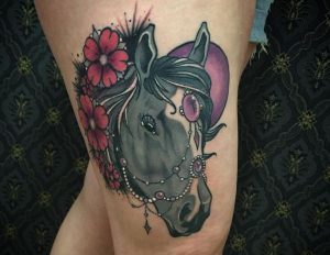 Pferdekopf Design mit Blumen und Schmuck auf der Bein