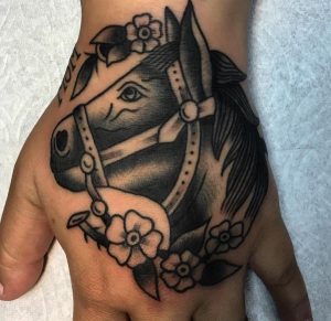 Pferdekopf Tattoo mit Blumen auf der Hand