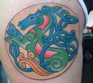 Keltisches Pferd Tattoo auf der Hüfte