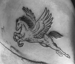 Pferd Tattoo Pegasus am Rippenbogen Schwarz und weiß