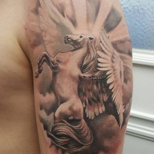 Pegasos Pferd Tattoo Design am Oberarm