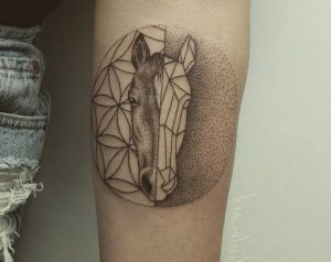 Abstract Pferdekopf Tattoo Design am Unterarm