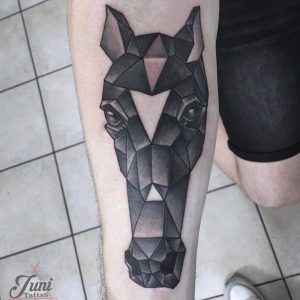 Pferdekopf Tattoo Geometrische Design am Unterarm