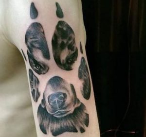 Tattoo Wolfspfote am Oberarm