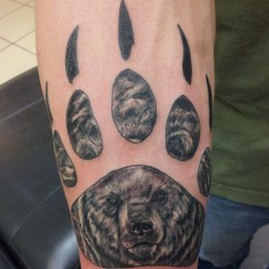 Bärenpfoten Tattoo am Unterarm