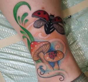 Marienkäfer mit Pilz Tattoo Design am Unterschenkel