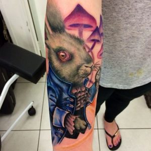 Hase und Pilz Tattoo Design auf dem Arm