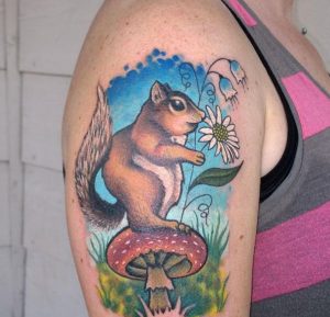 Eichhörnchen und Pilz Tattoo Design am Oberarm