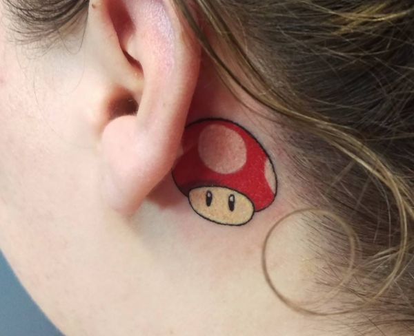 Pilz das Mario Tattoo Design hinter dem Ohr