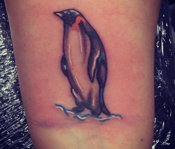 Kleiner Tattoo Pinguin Design auf dem Arm