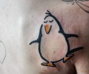 Cartoon Tattoo Pinguin Design am Schulterblatt