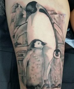 Tattoo Pinguin Familie Design auf der Bein