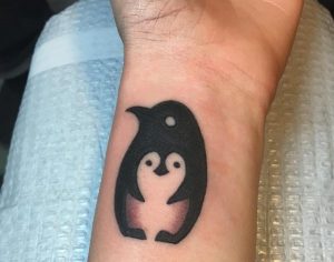 Pinguin Design am Handgelenk Schwarz