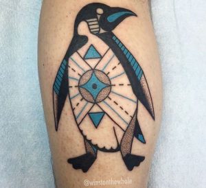 Tattoo Pinguin Design am Unterschenkel