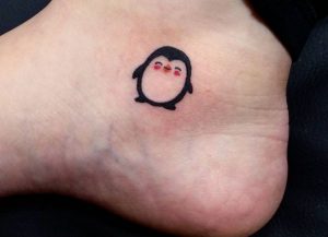 Kleiner Pinguin Design am Knöchel