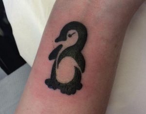 Kleiner Pinguin Design am Handgelenk Schwarz