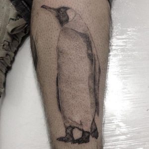 Realistisch Pinguin Design auf der Bein Schwarz