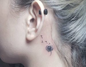 Pusteblume Tattoo Design hinter dem Ohr