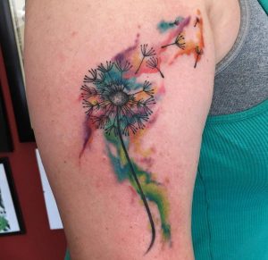 Wasserfarben Pusteblume Tattoo Design am Oberarm