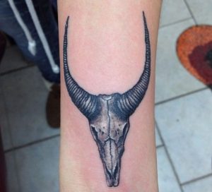 Totenkopf Tattoo Gazelle am Handgelenk