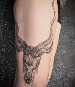 Tattoo gazelle mit langen hörnern am Oberschenkel