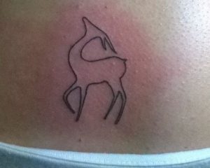 Kleiner Tattoo Gazelle am Bauch