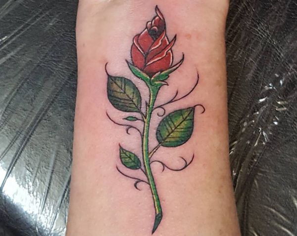 Rose Tattoo am Handgelenk
