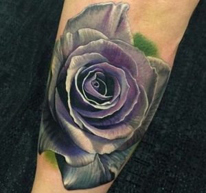 Lila Rose Tattoo auf der Bein